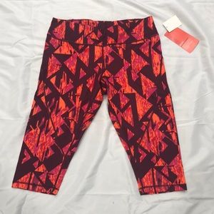 NWT Zella Capri Length Leggings—Burgundy Maven Geo Shadow—Size Large